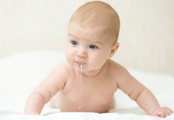 Грудной ребенок немного срыгнул