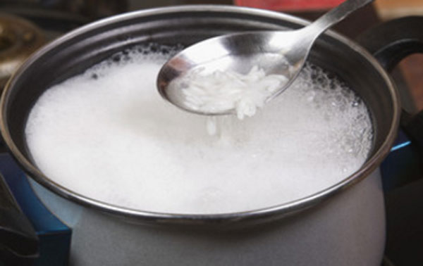 Рис варится в кастрюле