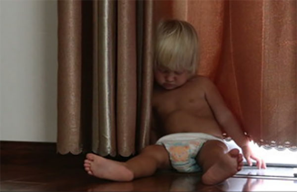 мальчик сидя уснул под окном