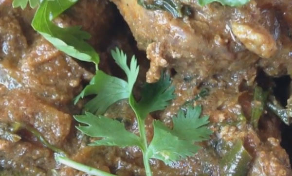 Готовая тушеная печень с овощами