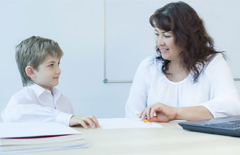 Ребенок мило беседует с учителем