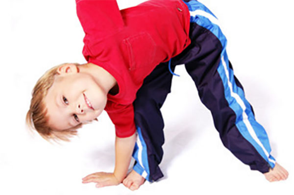 Мальчик делает зарядку