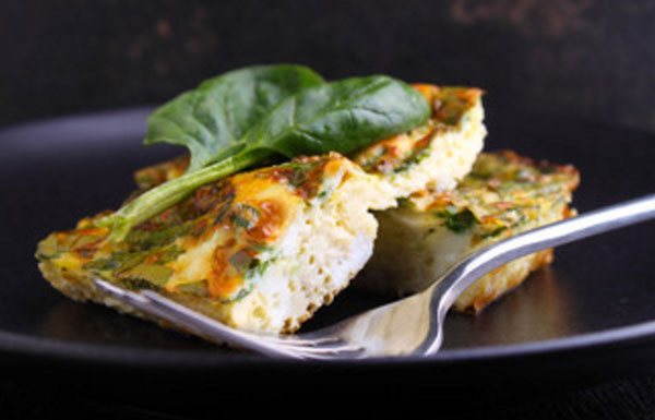 Омлет, посыпанный зеленью и сыром