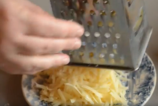 Натирание сыра