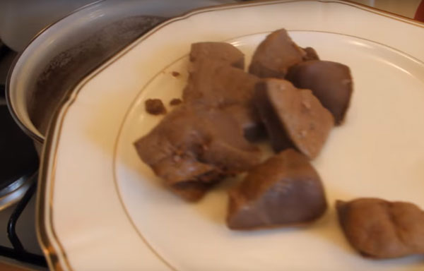 Выкладывание печени из кастрюли на тарелку