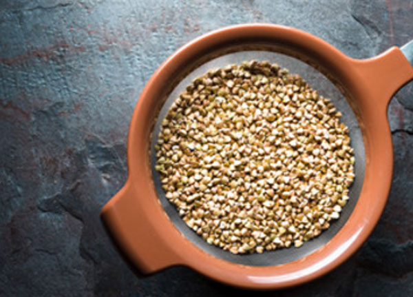 Гречка в сите после промывки