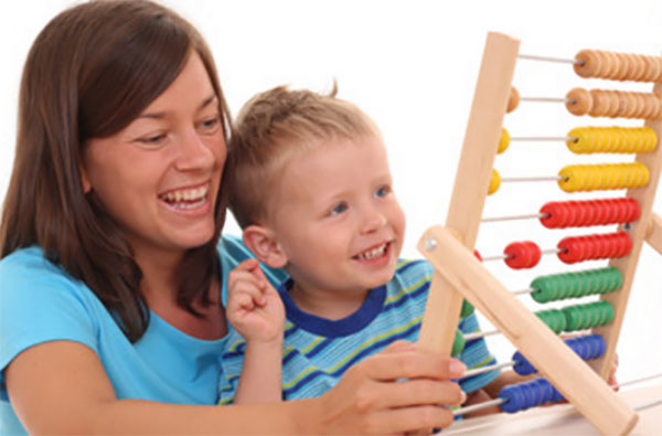 Мама знакомит сына со счетами