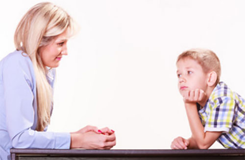 Мама с сыном беседуют за столом