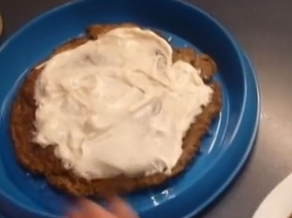 Смазывание коржа сметаной