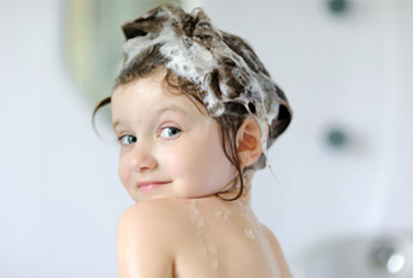 Девочка с намыленной головой