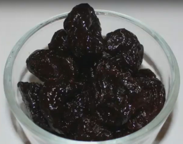 Стакан с промытым черносливом