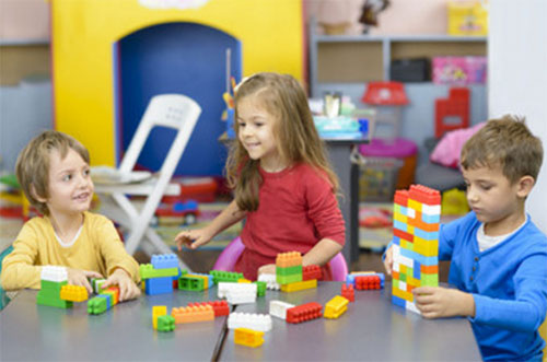 Дети вместе собирают конструктор