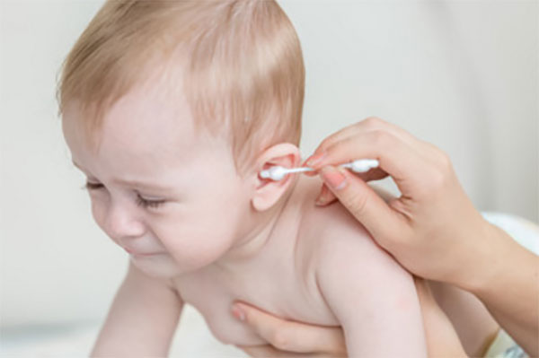 Мальчику очищают ушную раковину