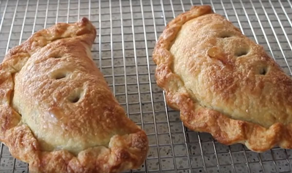 Готовые пирожки с яблоками