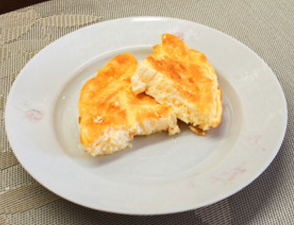 Два кусочка омлета на тарелке