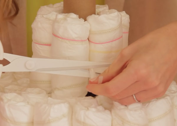 Второй этаж стянули вьющейся лентой, лишнее отрезают ножницами