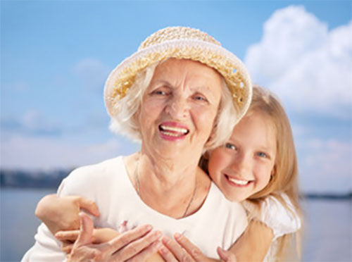 Девочка обнимает бабушку