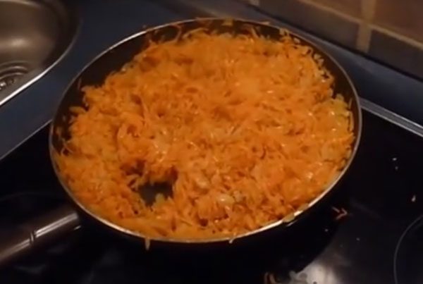 Тушение моркови с луком