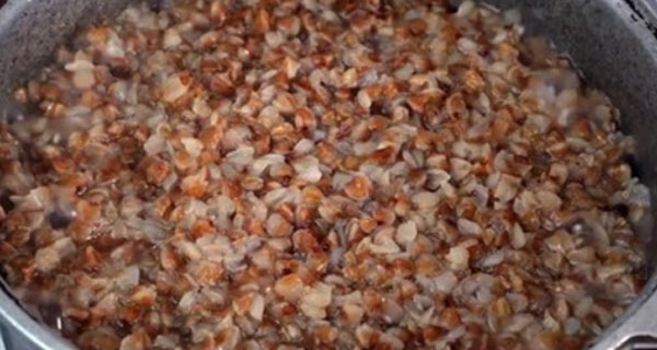 Практически готовая гречка в казанке