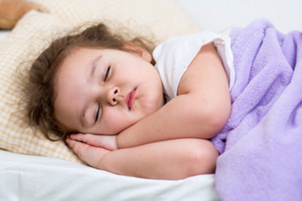 Маленький ребенок спит