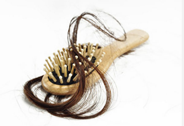 Расческа с клоком волос