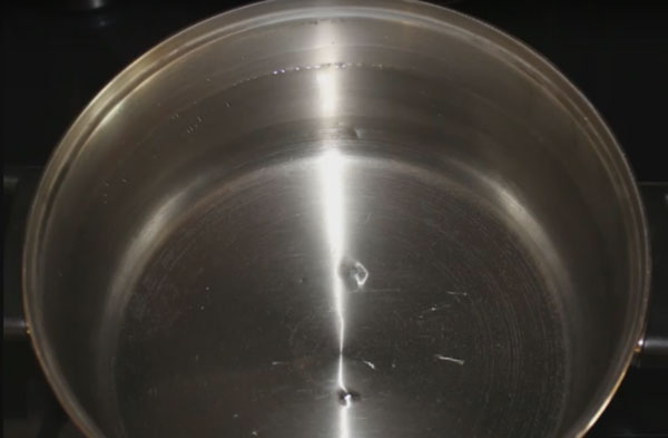 Кастрюля с водой