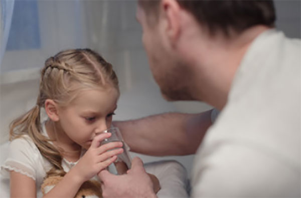 Папа дал дочери стакан воды, она пьет