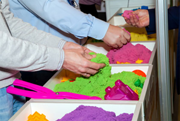 Несколько резервуаров с разноцветным кинетическим песком