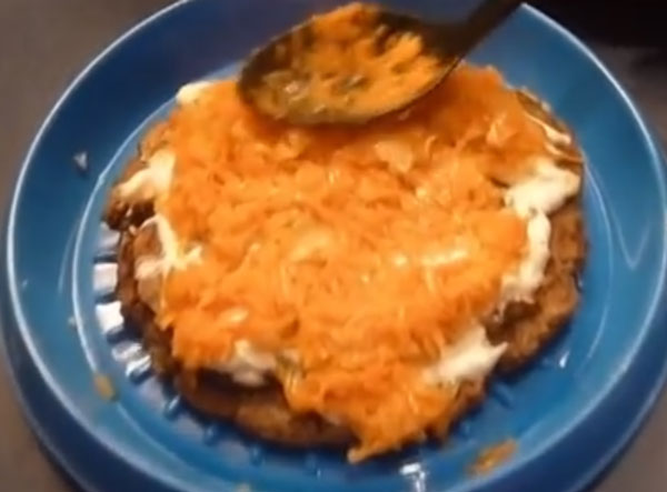 Выкладывание тушеной моркови с луком