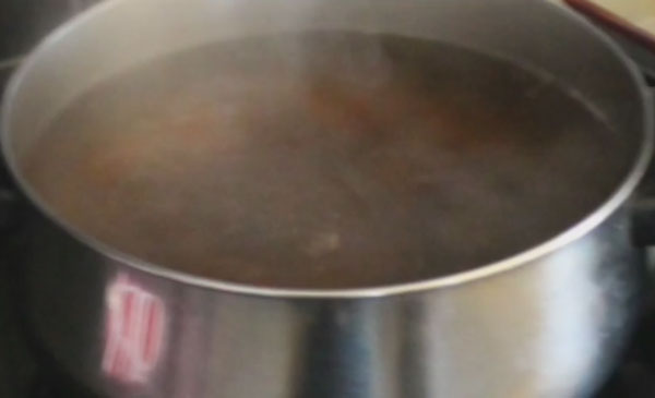 Кастрюля с варящимся компотом