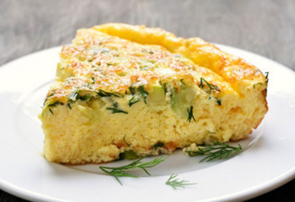 Отрезанный кусочек омлета с зеленью