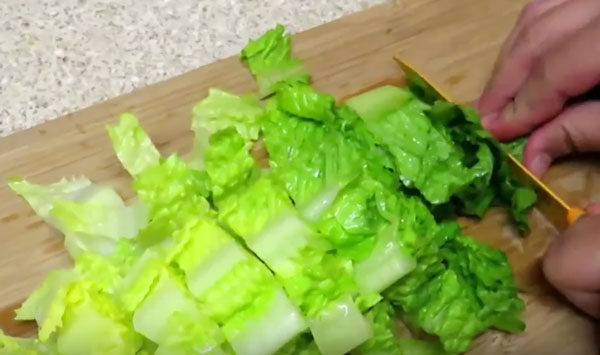 Нарезают латук