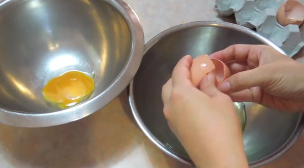 В две емкости отделили белки и желтки