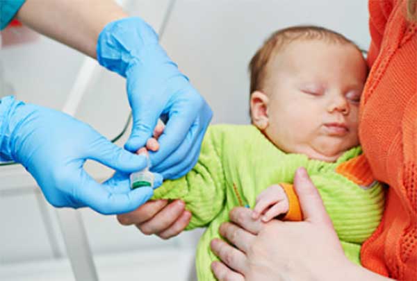 У грудного ребенка берут кровь из пальца