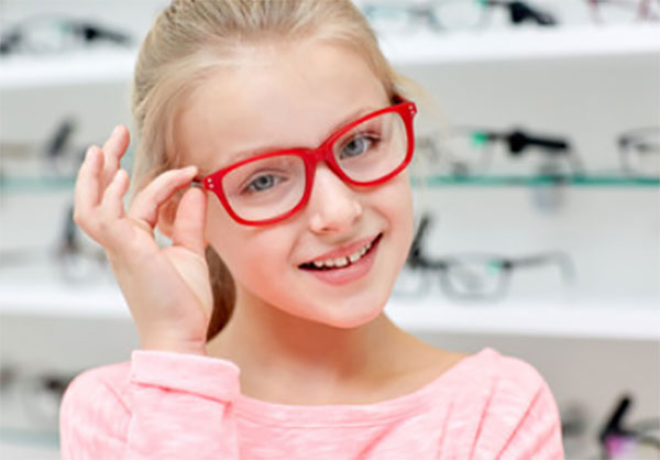 Девочка примеряет очки
