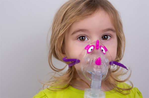 Девочка в кислородной маске