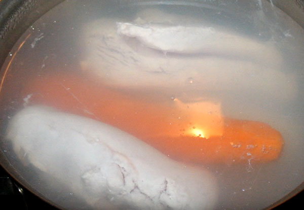 Куриное филе и морковь в кастрюле