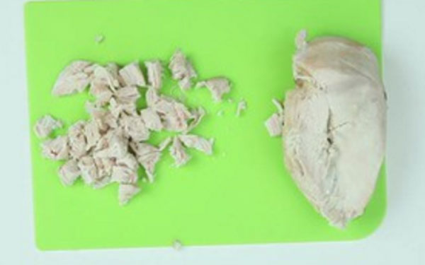 Досточка с целым и измельченным отварным куриным филе