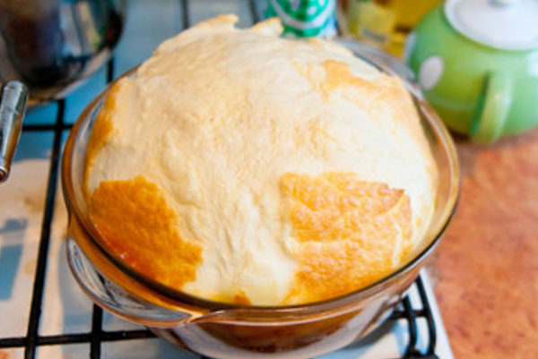 Готовый омлет, который выпадает из стеклянной емкости. Верхушка разорвалась