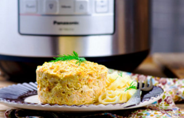 Готовое блюдо. На заднем плане мультиварка