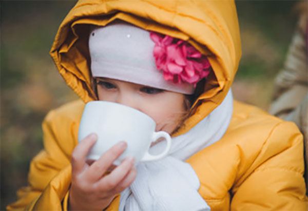 Девочка пьет чай