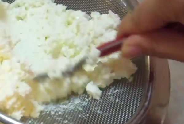 Творог перетирают через сито