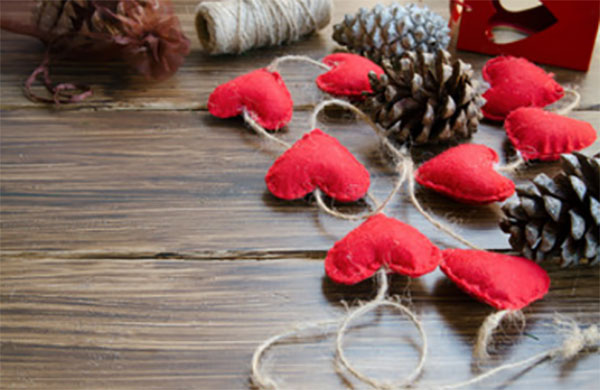 Гирлянда из сердечек и шишек