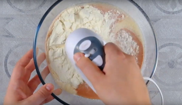 Добавление муки. Взбивание миксером