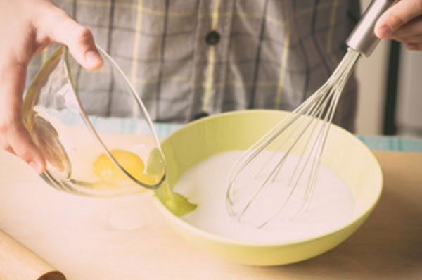 В кефир вливают яйцо