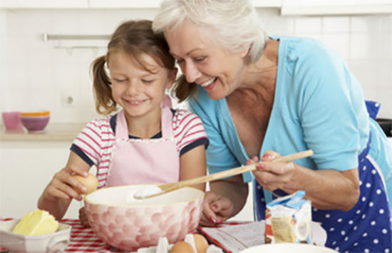Бабушка готовит вместе с внучкой