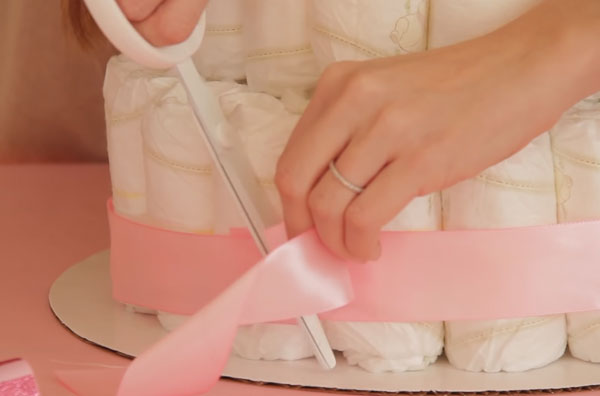 Первый этаж обматывают лентой