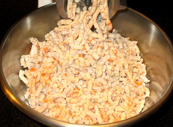 Овощи и мясо перемалывают на мясорубке