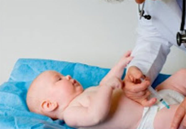 Ребенку делают прививку АКДС