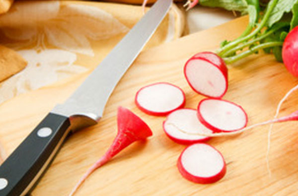 Редис нарезают кольцами